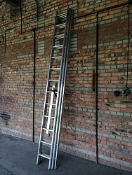 Алюминиевая лестница трехсекционная 3x13 «Стандарт» складная 876 см