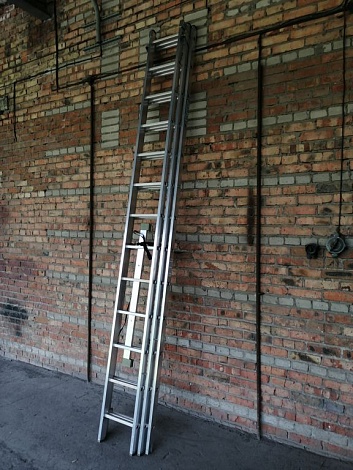 Алюминиевая лестница трехсекционная 3x13 «Стандарт» складная 876 см