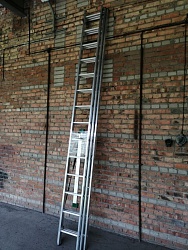 Алюминиевая лестница трехсекционная 3х17 складная 1228 см