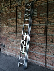 Алюминиевая лестница трехсекционная 3x12 «Стандарт» складная 820 см