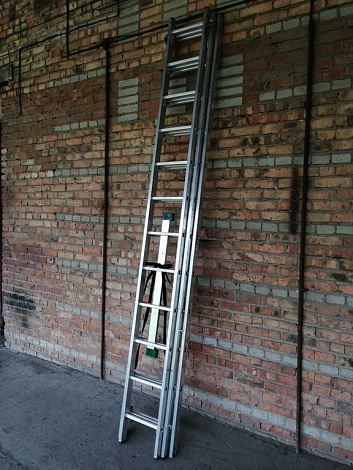 Алюминиевая лестница трехсекционная 3x12 «Стандарт» складная 820 см